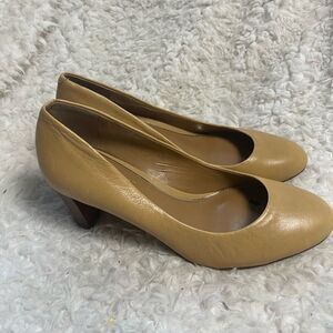 Lauren Ralph Lauren leather tan slip on heels almond toe SZ8B